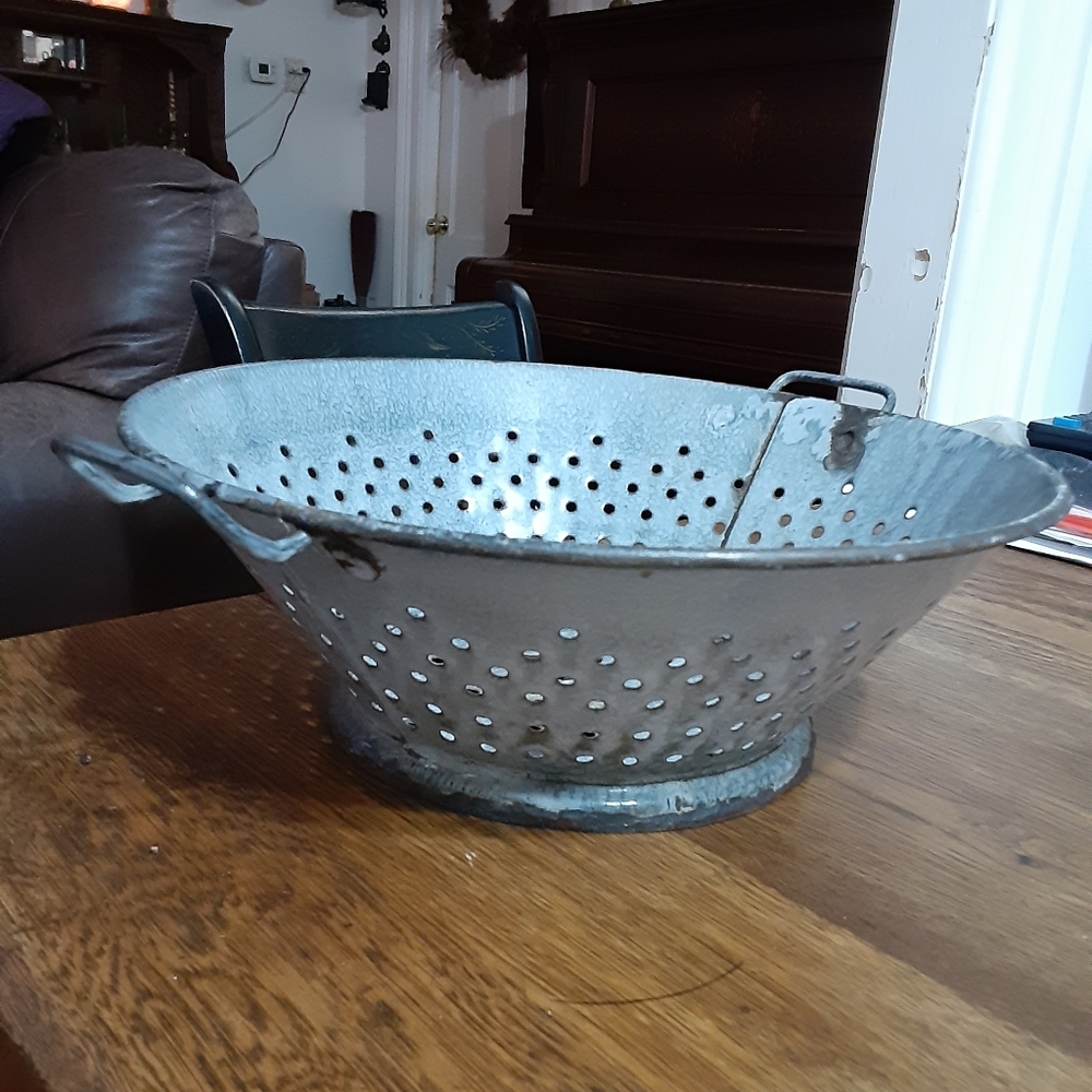 Vintage Gray Graniteware Colander.